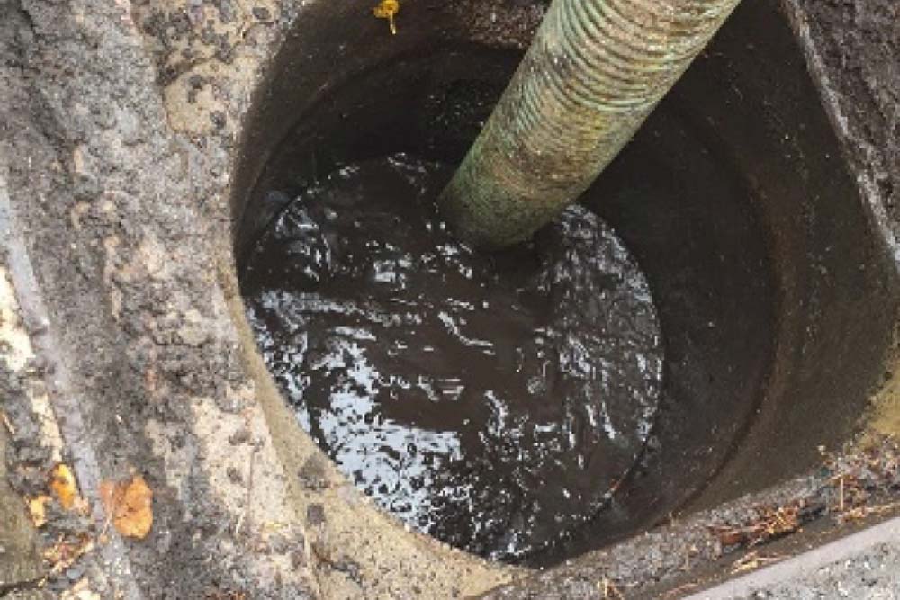 Emergency drain unblocking by plumber